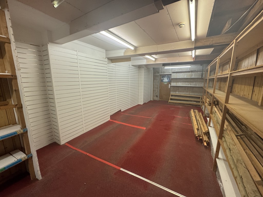 Lot: 18 - FOUR STOREY MIXED USE PROPERTY WITH POTENTIAL IN POPULAR TOWN CENTRE LOCATION - Further retail area